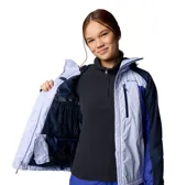 Campera Columbia Snowy Summit para mujer, en tonos gris y blanco. Impermeable y transpirable, con costuras selladas, forro termorreflectante Omni-Heat, capucha ajustable compatible con casco, faldón antinieve, múltiples bolsillos y puños con orificios para los pulgares.