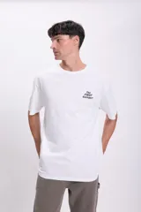Remera blanca de corte oversize con estampado en la espalda del escudo del Capitán América y el texto "Captain America".