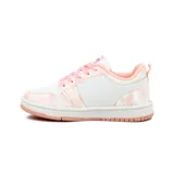 Championes acordonados blancos con detalles en rosa, suela blanca y logo de la marca en el lateral.
