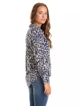 Camisa de rayón con estampado abstracto en azul marino y beige, cuello con solapa y cierre frontal con botones.