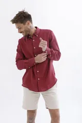 Camisa de lino color crudo, de manga larga y corte clásico.