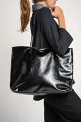 Bolso tipo tote grande color bordó, de cuero vegano, con doble asa corta.