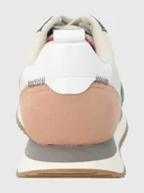 Zapatillas urbanas Hush Puppies modelo Bliss Sun, con capellada de cuero y poliéster en tonos beige y verde, ajuste con cordones y suela de goma con tecnología memory foam.