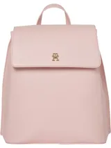 Mochila Tommy Hilfiger color rosa con asa superior, cierre con cremallera y solapa, detalles distintivos de la marca y logo metalizado en la parte delantera.