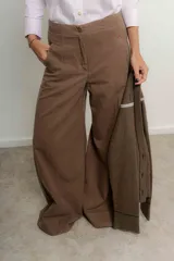 Pantalón marrón de pierna ancha con pinzas y bolsillos laterales.