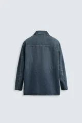 Sobrecamisa relaxed fit confeccionada en denim de algodón con efecto lavado. Tiene cuello solapa, manga larga, bolsillos frontales de plastrón y cierre frontal de botonadura.