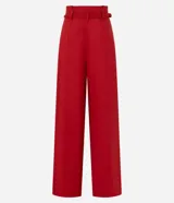 Pantalón pantalona color beige confeccionado en viscolino con viscosa certificada, con cintura con trabillas, cierre tradicional, cinturón de cuerda encapado con hebilla contrastante de adornos, esferas en las puntas y pliegues.