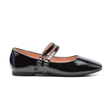 Zapato tipo ballerina de charol negro, con punta cuadrada y doble tira sobre el empeine con hebillas plateadas.