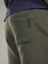 Pantalón de jogging negro con cintura elástica y cordón ajustable.