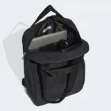 Mochila Adidas negra con logo de la marca en relieve. Tiene doble asa de mano y correas ajustables para los hombros. Cuenta con un compartimento principal con cierre y un bolsillo frontal con cierre.