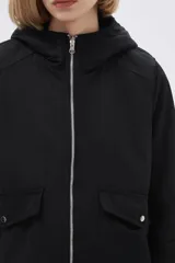 Campera negra con capucha y forro de piel sintética.