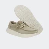 Mocasín estilo Wally de gamuza color beige claro, con sistema de cordones elásticos y entresuela gruesa de color crema.