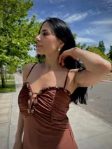 Vestido largo de fiesta color marrón chocolate, con breteles finos, escote fruncido y detalle de adorno metálico en el centro.