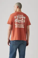 Remera de manga corta color ladrillo, corte relaxed fit, con estampa frontal del logo de Levi's en color blanco.