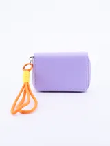 Billetera rectangular color lila con cierre de cremallera y tira de agarre de cordón naranja y amarillo.
