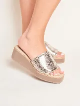 Sandalias con capellada de cuero sintético con estampado de piel de serpiente en tonos plateados y base de goma color beige.
