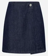 Short pollera de jeans azul oscuro con botón metálico plateado en forma de flor.