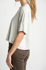 Remera blanca de viscosa con calce holgado.