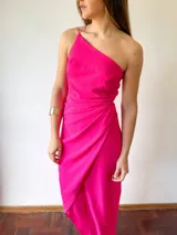 Vestido largo color rojo, de un solo hombro, con breteles finos y falda irregular con abertura lateral.