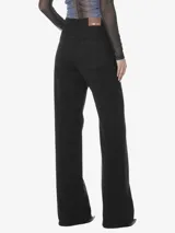 Pantalón de jean negro de tiro alto, corte acampanado y bolsillos delanteros y traseros.