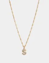 Cadena corta dorada con dije de la letra A cubierto de strass.