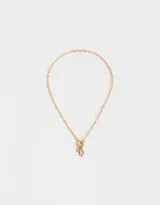 Collar corto dorado con cadena de eslabones, cierre de mosquetón, dije de corazón y dije de letra B.