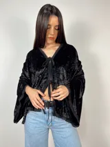 Blusa negra de terciopelo con escote en V y mangas anchas. Se ata al frente con lazos.