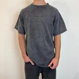 Remera gris con efecto lavado y estampado de una fotografía de la playa en la espalda. Corte oversize.
