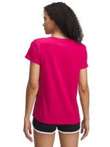 Remera deportiva Under Armour color fucsia con logo blanco estampado en el frente.