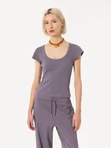 Remera blanca de algodón pima con escote en U, mangas cortas y logo bordado en la espalda.