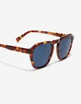 Gafas de sol unisex Hawkers modelo Blackjack, con montura cuadrada de carey y lentes azules.