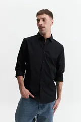 Camisa blanca de manga larga con cuello clásico, cartera abotonada, logo bordado y fit slim. Confeccionada en 98% algodón y 2% spandex.