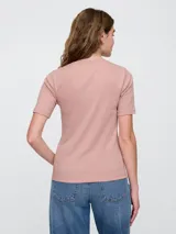 Remera blanca de algodón con cuello redondo y mangas cortas.