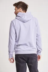 Buzo lila con capucha y cordones ajustables, con logo estampado en el pecho.