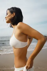 Conjunto de bikini blanco con textura acanalada. El corpiño es de corte triangular con breteles finos y la bombacha es de corte clásico.