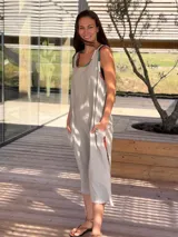 Mono capri de lino color gris claro, con breteles anchos con bordados de colores, bolsillos laterales y tajos en los laterales de la pierna.