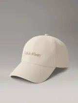 Gorra de béisbol de 6 paneles color beige claro, confeccionada en ramio de lino, con visera curva y logo de Calvin Klein bordado en el frente en tono a juego.