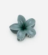 Pinza para el pelo color verde azulado con forma de flor de jazmín. Accesorio femenino para el cabello.
