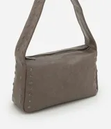 Cartera baguette de PU desteñido color gris, con correa de hombro ancha y tachas aplicadas. Cierre por cremallera.