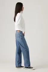 Pantalón de jean celeste de corte holgado.