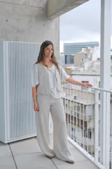 Blusa blanca con volados, mangas cortas y cuello en V.