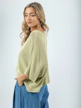 Cardigan tejido color verde claro, de talle único y calce oversized. Con botones de madera y diseño relajado.