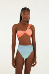 Conjunto de bikini de dos piezas con corpiño asimétrico de un solo hombro con detalle de nudo y bombacha de tiro alto con textura horizontal.