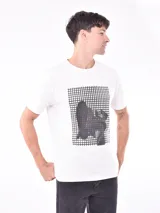 Remera blanca de corte slim fit con estampa rectangular con diseño abstracto en tonos grises.