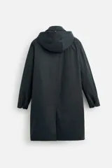 Parka relaxed fit confeccionada en tejido técnico repelente al agua. Interior acolchado desmontable. Cuello solapa con capucha desmontable. Manga larga con puño ajustable con botones a presión. Bolsillos de vivo en cadera. Bajo con abertura central en espalda. Cierre frontal con cremallera oculta por solapa con botones a presión. Chaleco interior acolchado y desmontable con cuello pico y manga sisa.