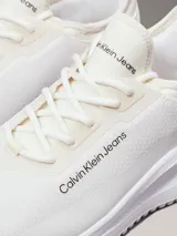 Zapatillas Calvin Klein Jeans modelo Eva Runner, color blanco. Confeccionadas con materiales reciclados, capellada de malla y suela de EVA ultraligera.