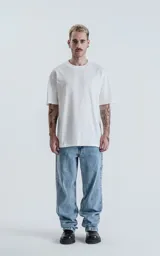 Remerón blanco de algodón premium, corte extra oversize, hombros caídos y cuello redondo de rib al tono.