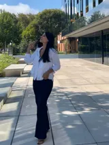 Pantalón de jean azul marino de tiro alto, corte acampanado (flare) y largo al tobillo.