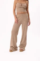 Pantalón capri de tejido suave rayado, tiro medio y pierna ancha.