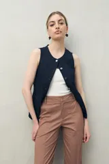 Pantalón recto color marrón claro, de algodón, con bolsillos de parche y calce relajado.